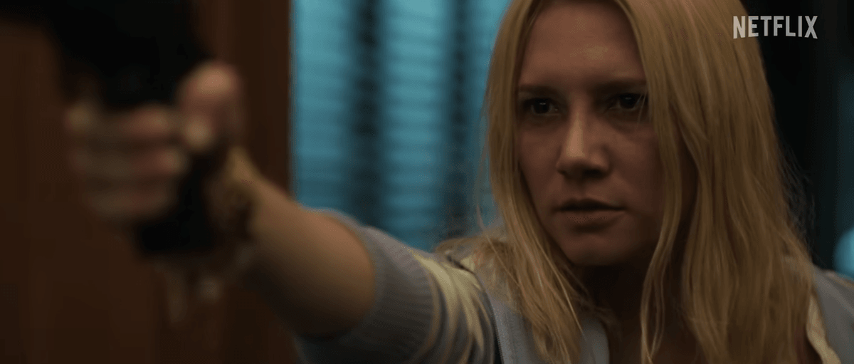Lorena Comparato como Elize Matsunaga aponta uma arma em cena do trailer de Elize: Sombras de Uma Mulher, filme de suspense da Netflix.